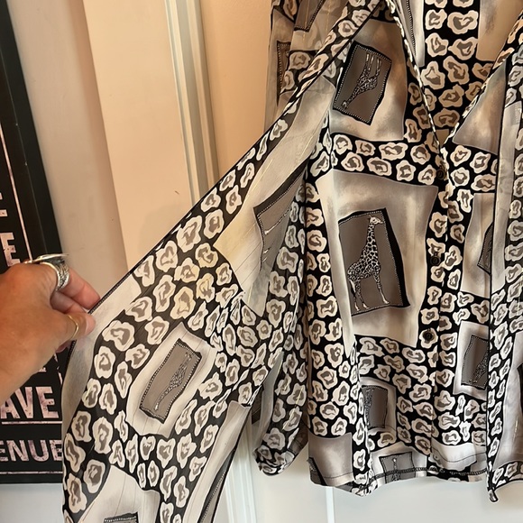 Vintage 80’s Giraffe Print Blouse! - Picture 3 of 6